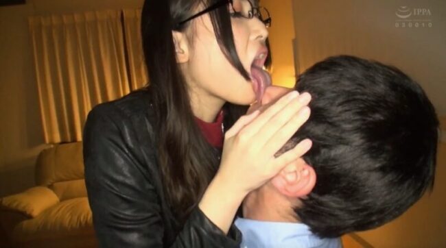 メガネっ娘の顔舐め