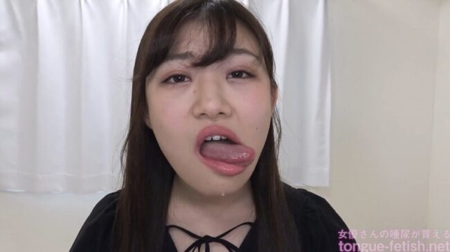 ベロを動かす小梅えな