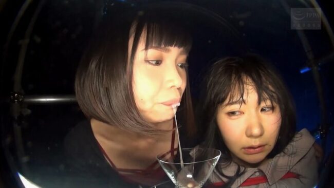 グラスに唾を溜める衣織