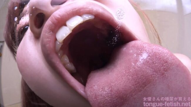 望月あやかのアクリル板舐め
