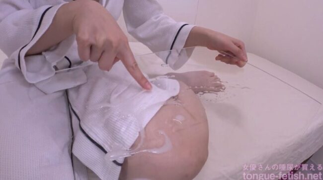 ツバを触る望月あやか