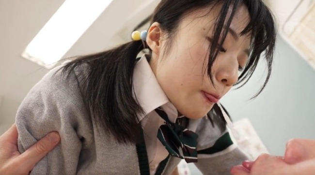 唾を飲ませる女子校生
