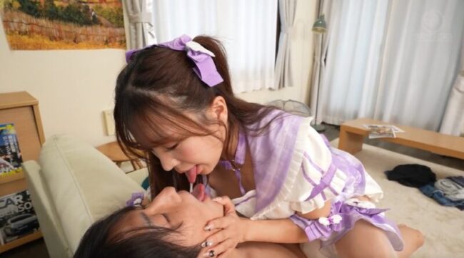 騎乗位で唾を飲ませる小那海あや
