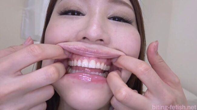凛音とうかの歯茎
